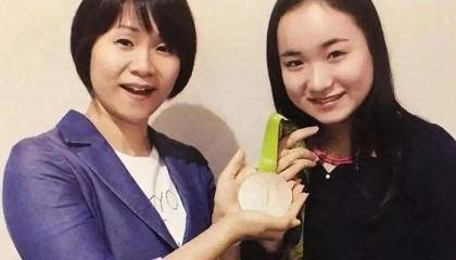 伊藤美诚妈妈上任，亮相新岗位，日本队批准，曾给莎莎做饭团|伊藤美乃莉|肖莎|乒乓球|孙颖莎|多哈球星挑战赛_新浪体育_新浪新闻